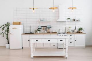 Suspensions industrielles au-dessus d'un îlot de cuisine